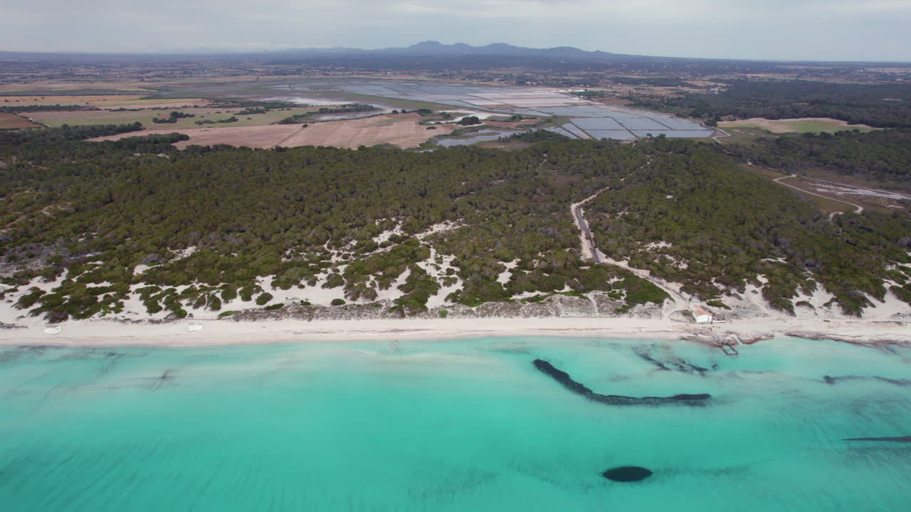 aguas azules de la playa de es trenc con arena blanca en la orilla de la isla balear en mallorca, españa
