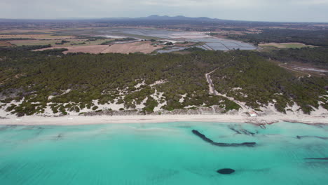 Agua-Azul-De-La-Playa-De-Es-Trenc-Con-Arena-Blanca-En-La-Costa-De-La-Isla-Balear-De-Mallorca,-España.