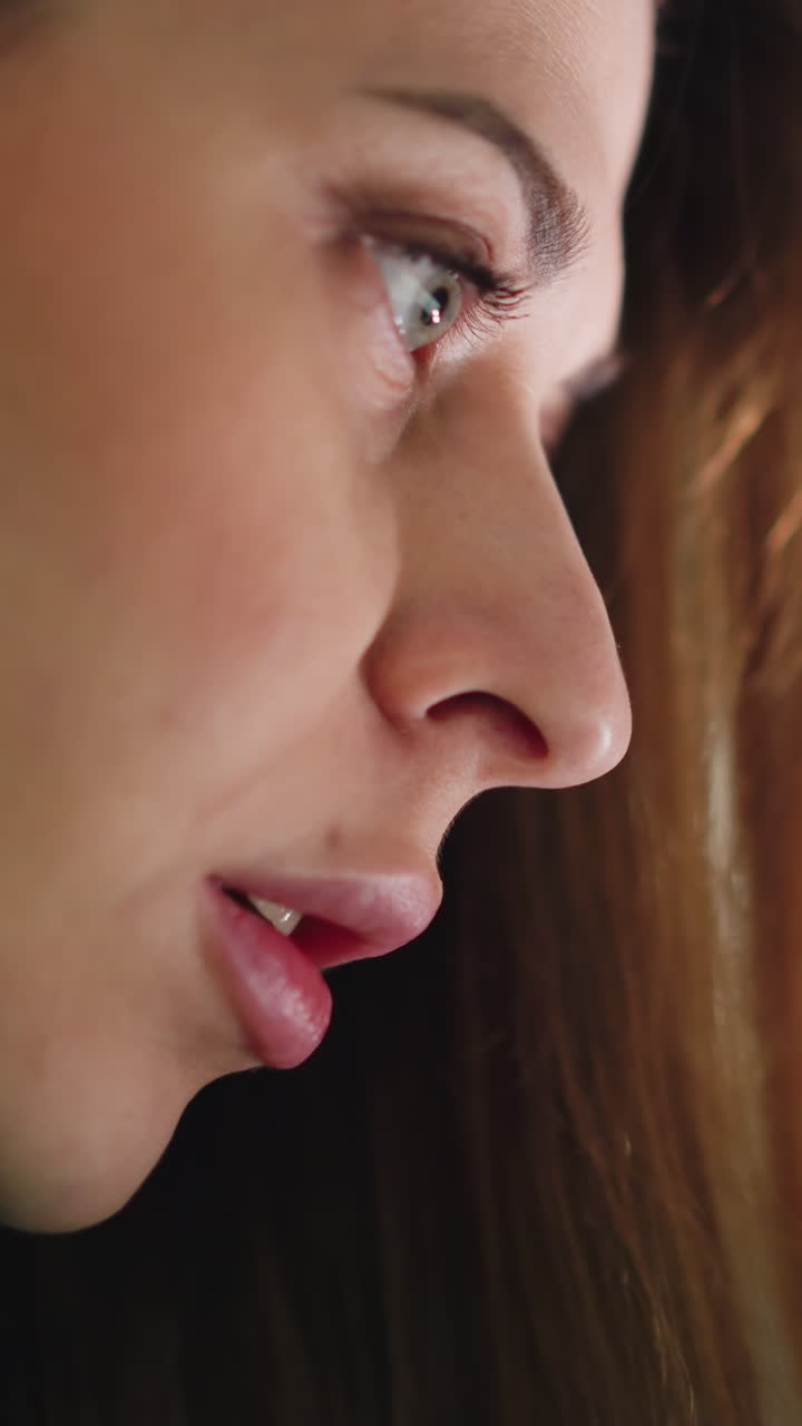 una mujer profundamente enfocada y trabajando intensamente. capturada con una cámara de mano, esta toma de primer plano destaca la concentración y la dedicación. ideal para ilustrar el trabajo, el enfoque y la productividad