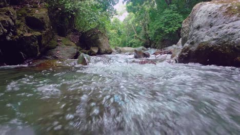 la corriente del río jima en bonao, república dominicana