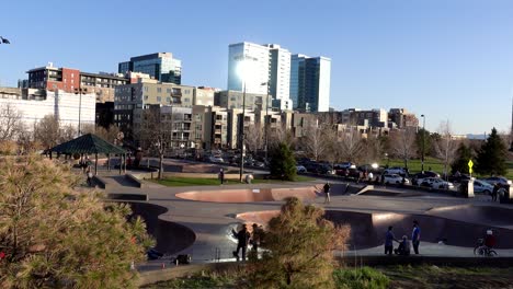 Vista-Del-Centro-De-Denver-Desde-El-Parque-Frente-Al-Río