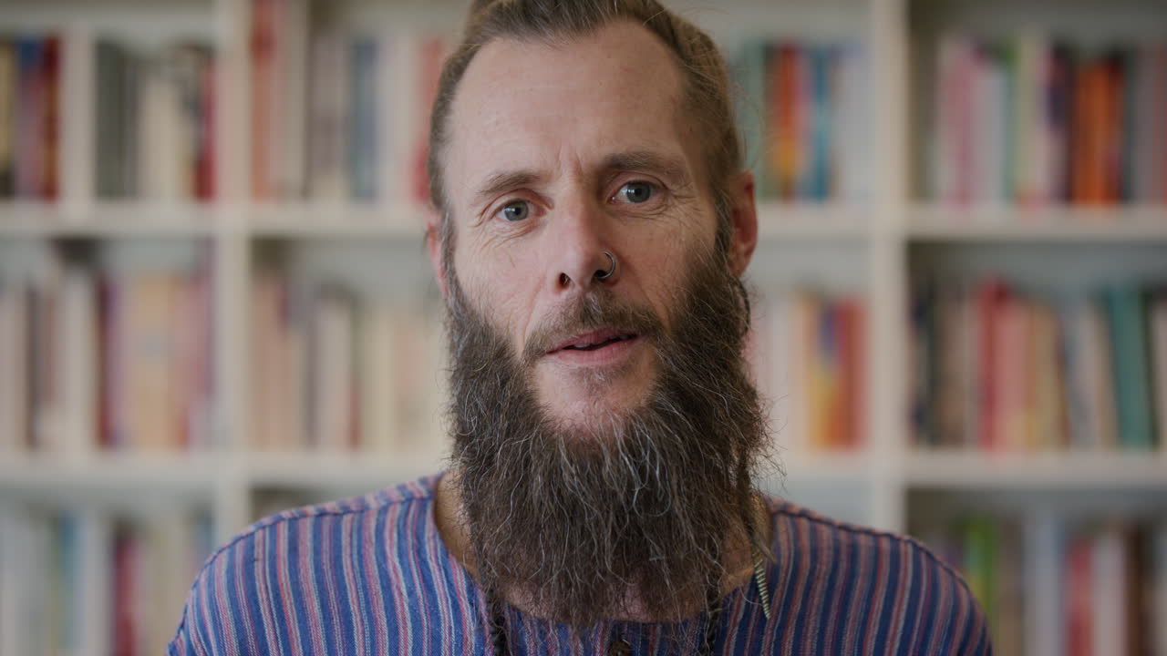 retrato feliz hippie maduro hombre con aspecto confiado empresario experimentado disfrutando de un estilo de vida exitoso barbudo hombre caucásico con anillo en la nariz