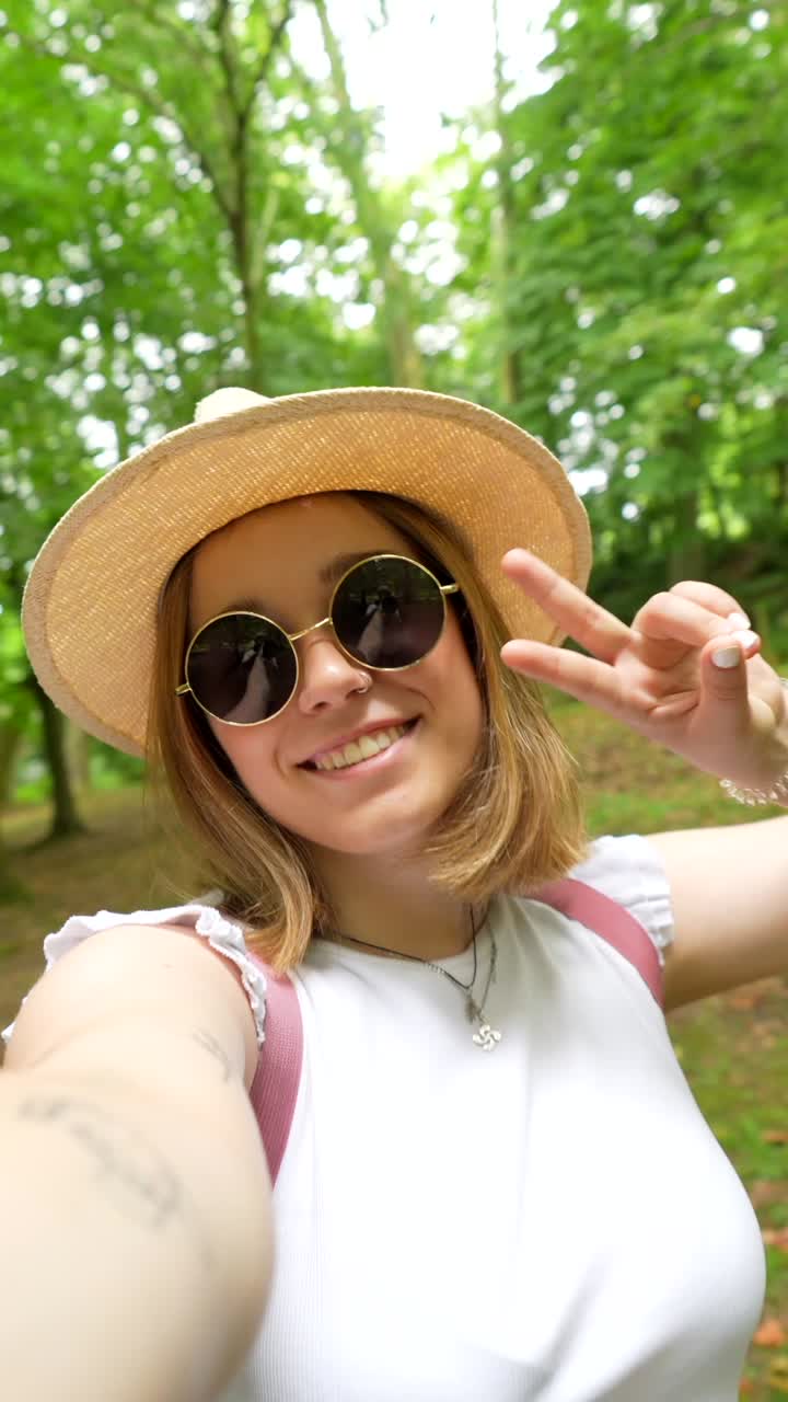 Donna che si fa un selfie nella foresta