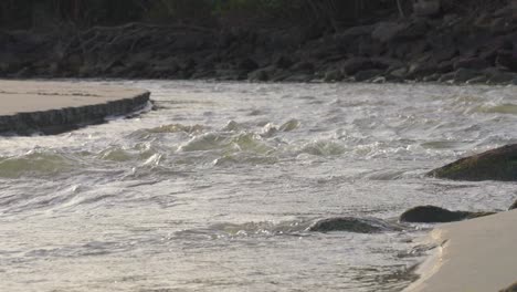 Heller-Wasserfluss-Am-Strand,-Der-Ins-Meer-Fällt