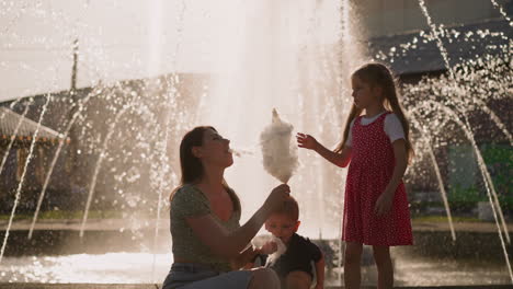 Familie-Aus-Mutter-Und-Kindern-Teilt-Zuckerwatte-Im-Park