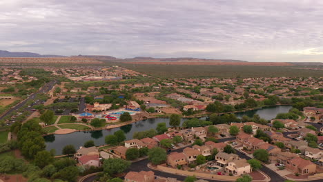 Sahuarita-Lake-In-Arizona-In-Der-Nähe-Der-Vororte-Eines-Wohnviertels-Von-Tucson