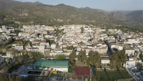 toma aérea de un pueblo español con edificios encalados rodeados de montañas
