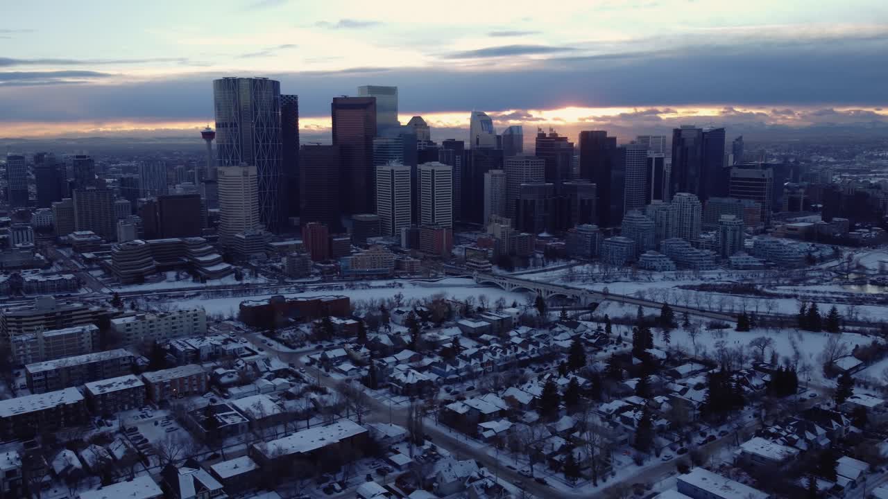 volar un dron en el corazón de calgary durante un atardecer de invierno
