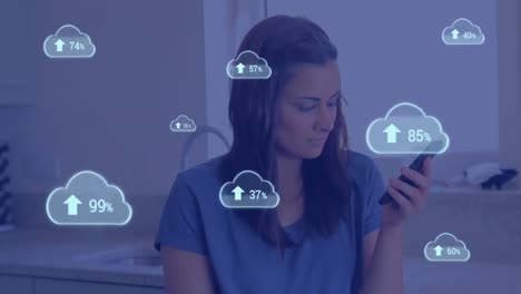 animación de iconos de nubes sobre una mujer caucásica usando un teléfono inteligente