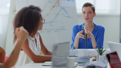 Boss-woman-talking-colleagues-office.-Multiethnic-team-sharing-ideas-boardroom.