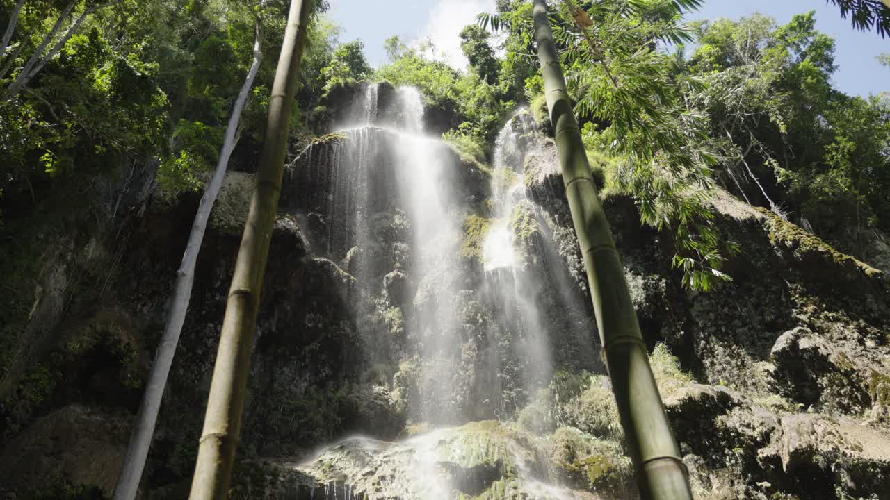 vista en bajo ángulo de la cascada de tumalog en cebu, filipinas