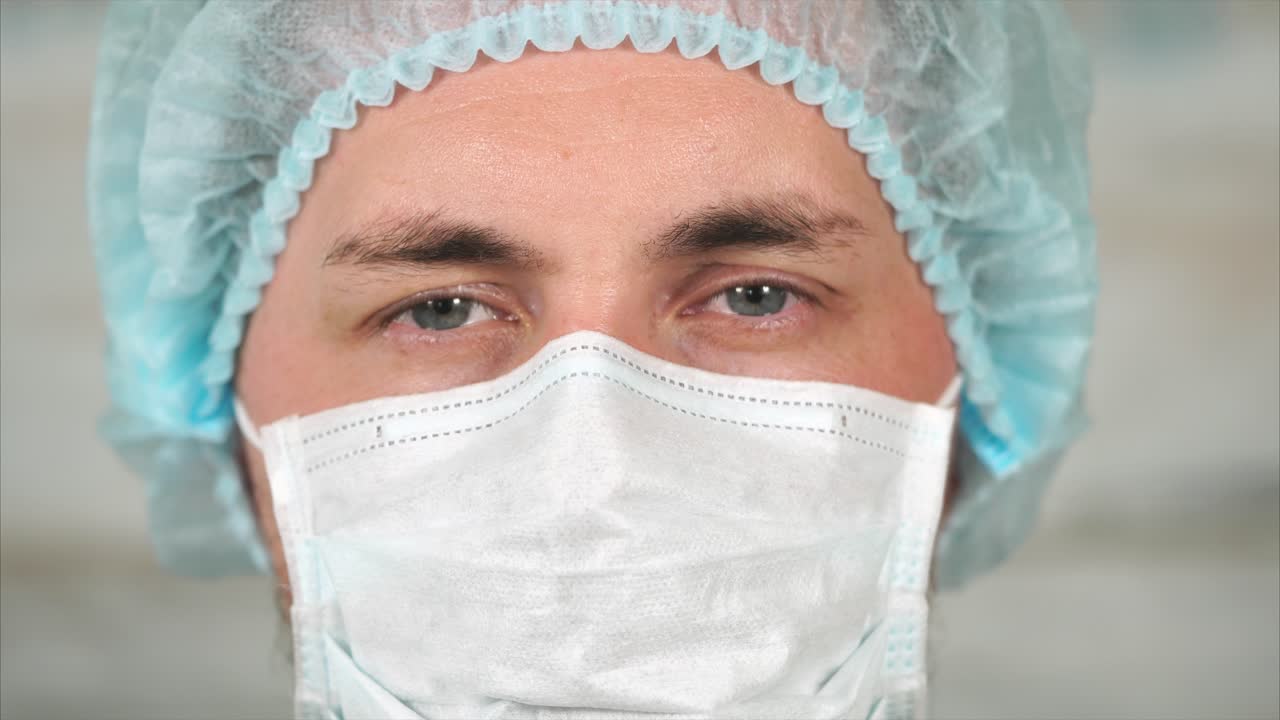 médico con equipo de protección