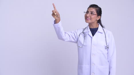 joven y hermosa mujer india doctor