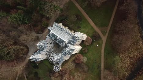 El-Castillo-De-Gołuchów-A-Través-De-Esta-Película-Vertical-Con-Drones-A-Finales-De-Otoño