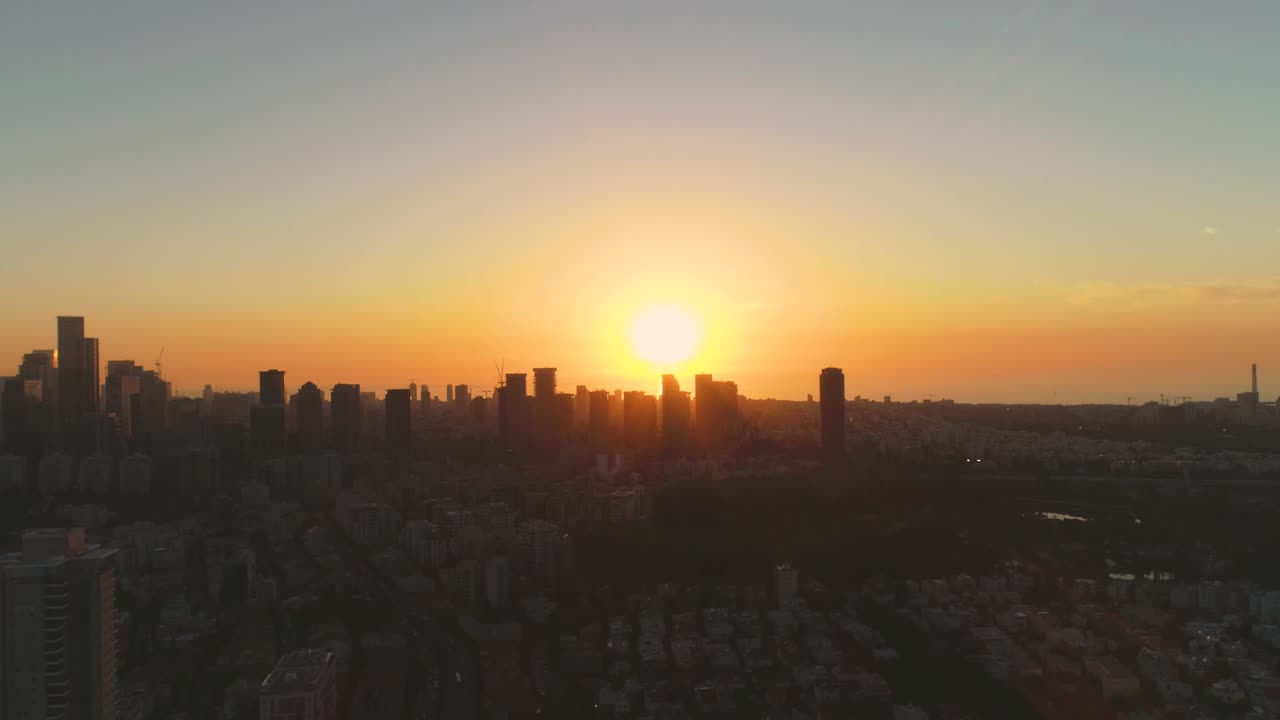 Vista aérea de Tel Aviv ao pôr do sol, cidade no Oriente Médio em Israel. Panorama da paisagem urbana moderna com distrito financeiro, edifícios altos e imóveis.