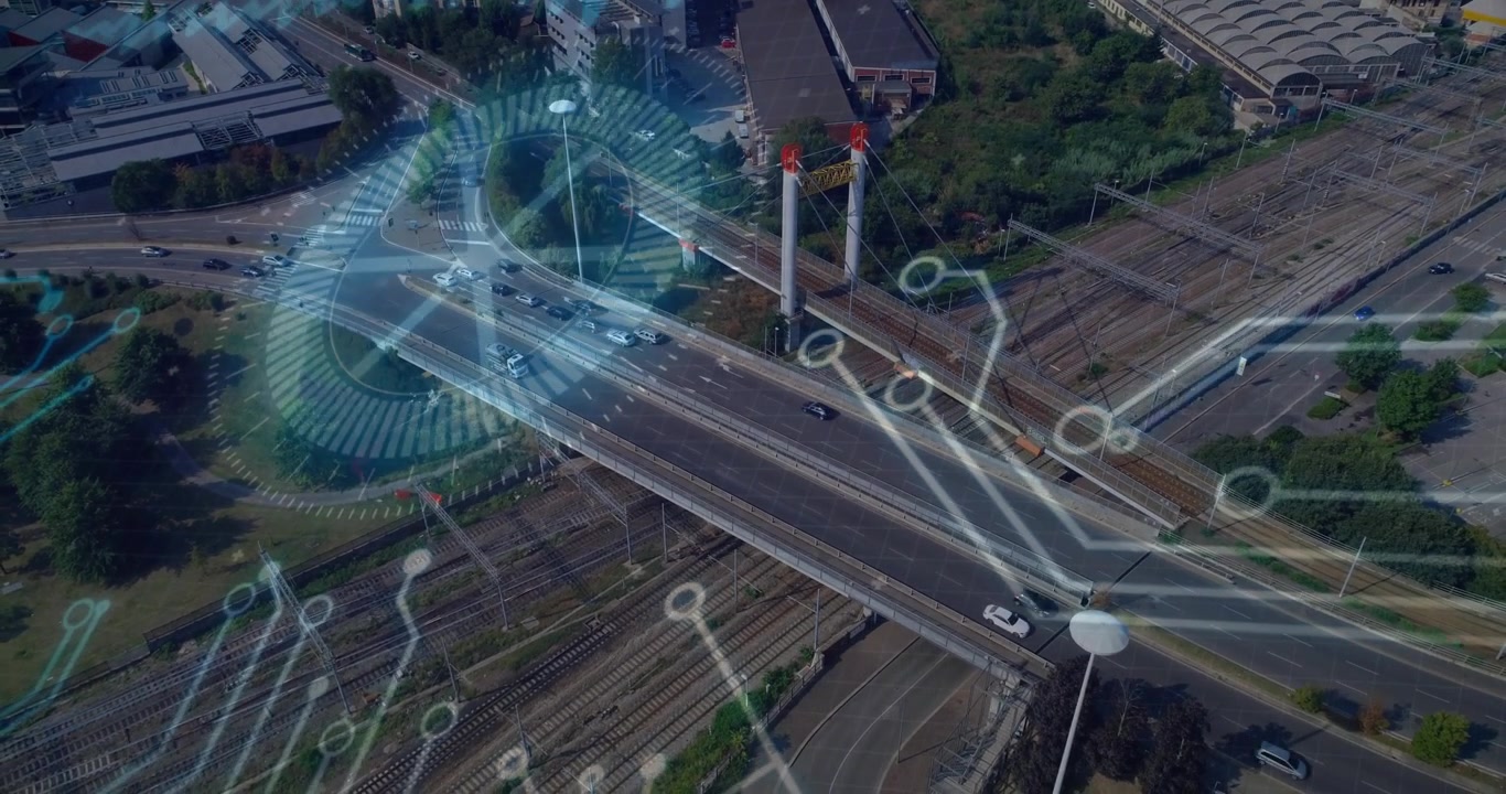 Sobreposição de circuito desvanecendo sobre um viaduto, iniciando linhas pulsantes que fluem pelas estradas, gerenciando o tráfego.