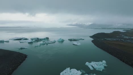 冰山漂浮在冰冷,沉<unk>的海景 - - 冰島的空中景觀