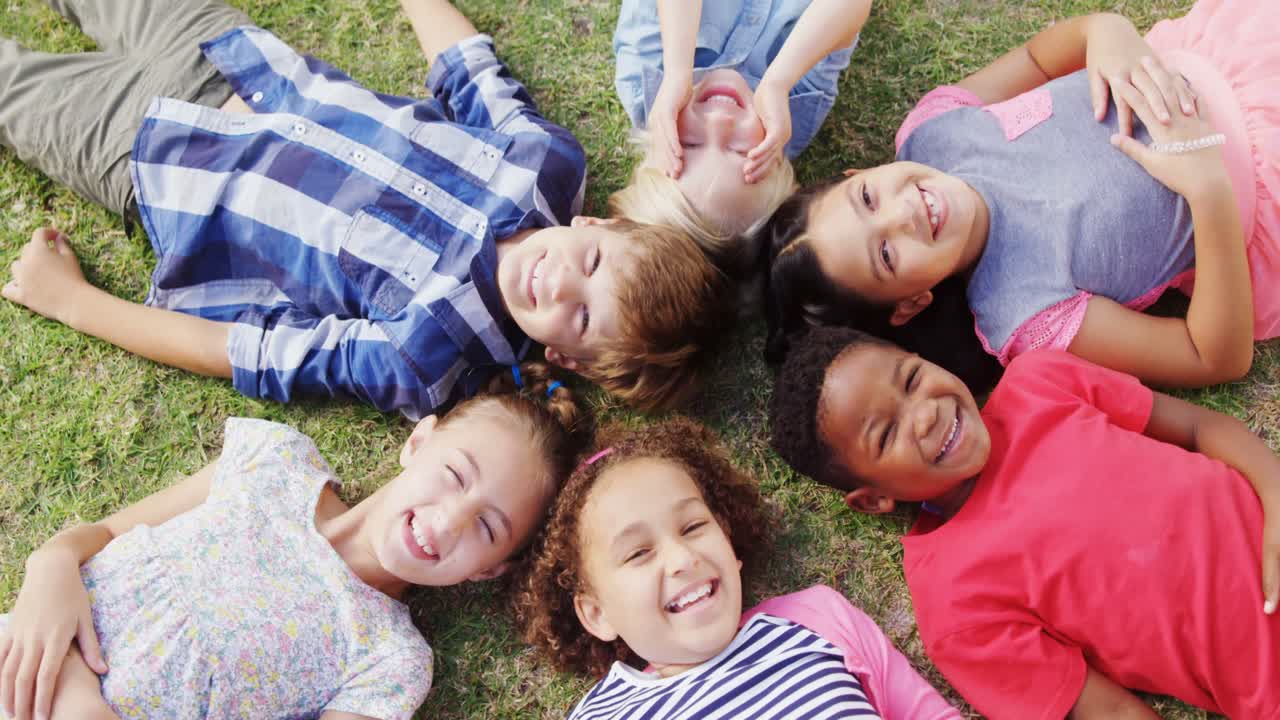 잔디에 누워 있는 행복한 친구들 4k