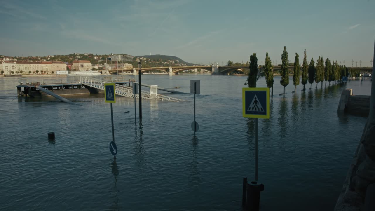 Grave alluvione sommerge strade e monumenti a Budapest