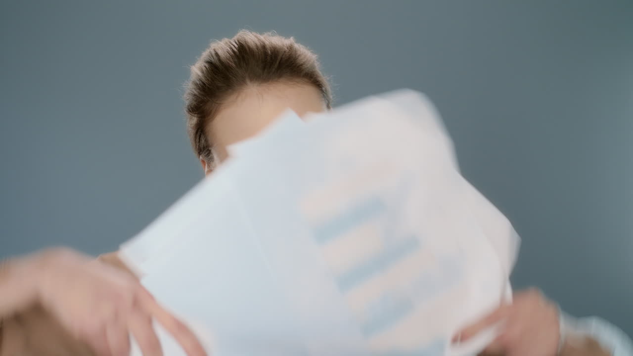 행복 한 여자 는 서서히 종이 를 던지고 있다