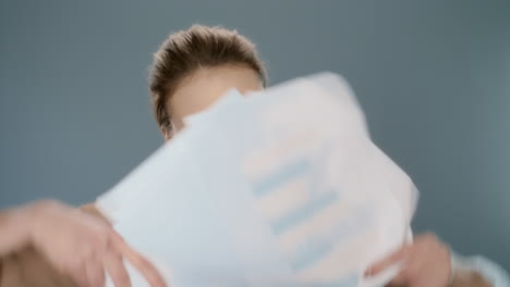 행복 한 여자 는 서서히 종이 를 던지고 있다