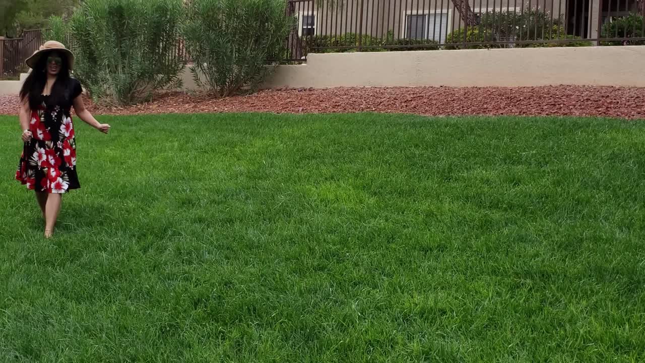 corriendo descalzo, modelo asiático uhd, 24 fps, cámara lenta