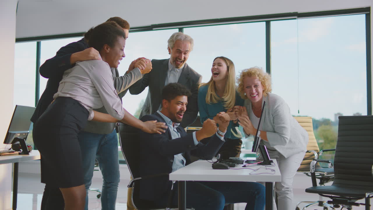 성공을 축하하는 행복한 비즈니스 팀