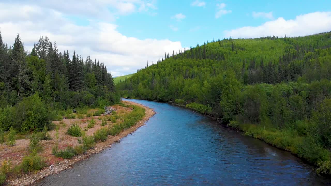 4K-dronevideo Chena-joesta Angel Rocks -vaellusreitin lähtöpisteessä lähellä Chena Hot Springs -lomakeskusta Fairbanksissa, Alaskassa.