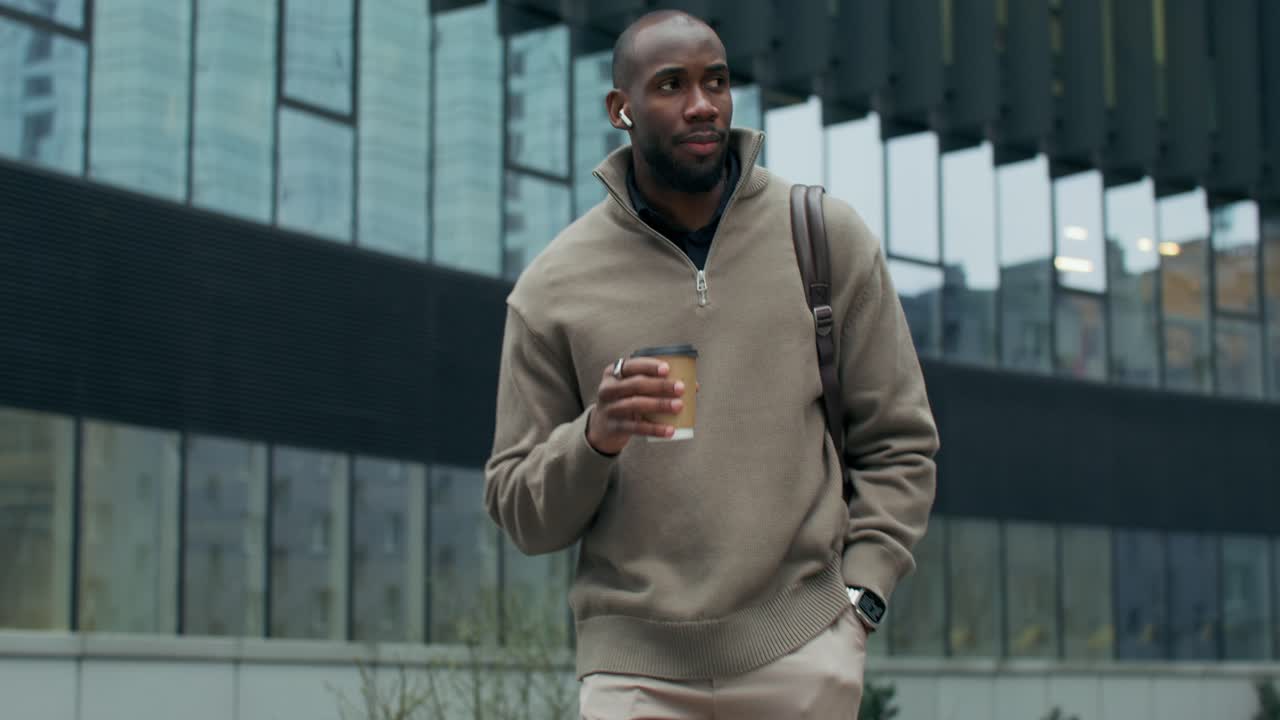 hombre de negocios caminando y bebiendo café