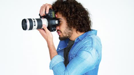 fotógrafo que toma fotos con una cámara digital profesional