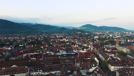 Imágenes-De-4k-Drohne-Filmadas-Cerca-De-La-Catedral-En-Fraiburg-Im-Breisgau,-Alemania-Al-Amanecer