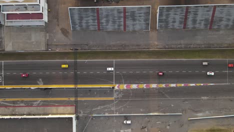 vista aérea de drones de la competencia de autos antiguos que comienza la carrera en la pista de carreras del circuito de carreras del autódromo de buenos aires