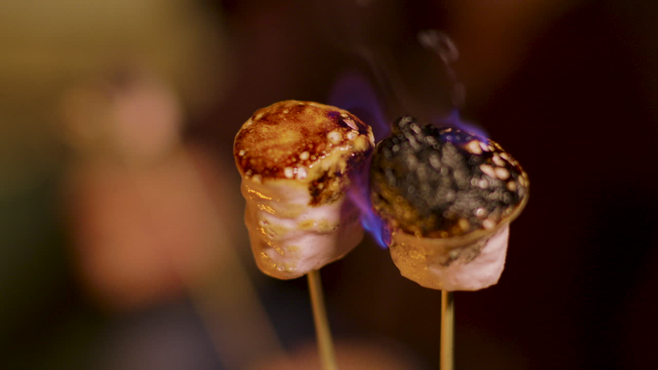 Primo piano di deliziosi marshmallow che arrostiscono su bastoncini