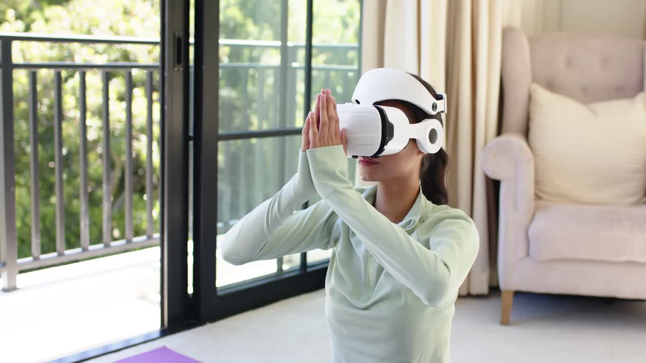Un visore VR guida una donna su un tappetino viola, accanto a una porta scorrevole, nella posizione della preghiera durante la meditazione.