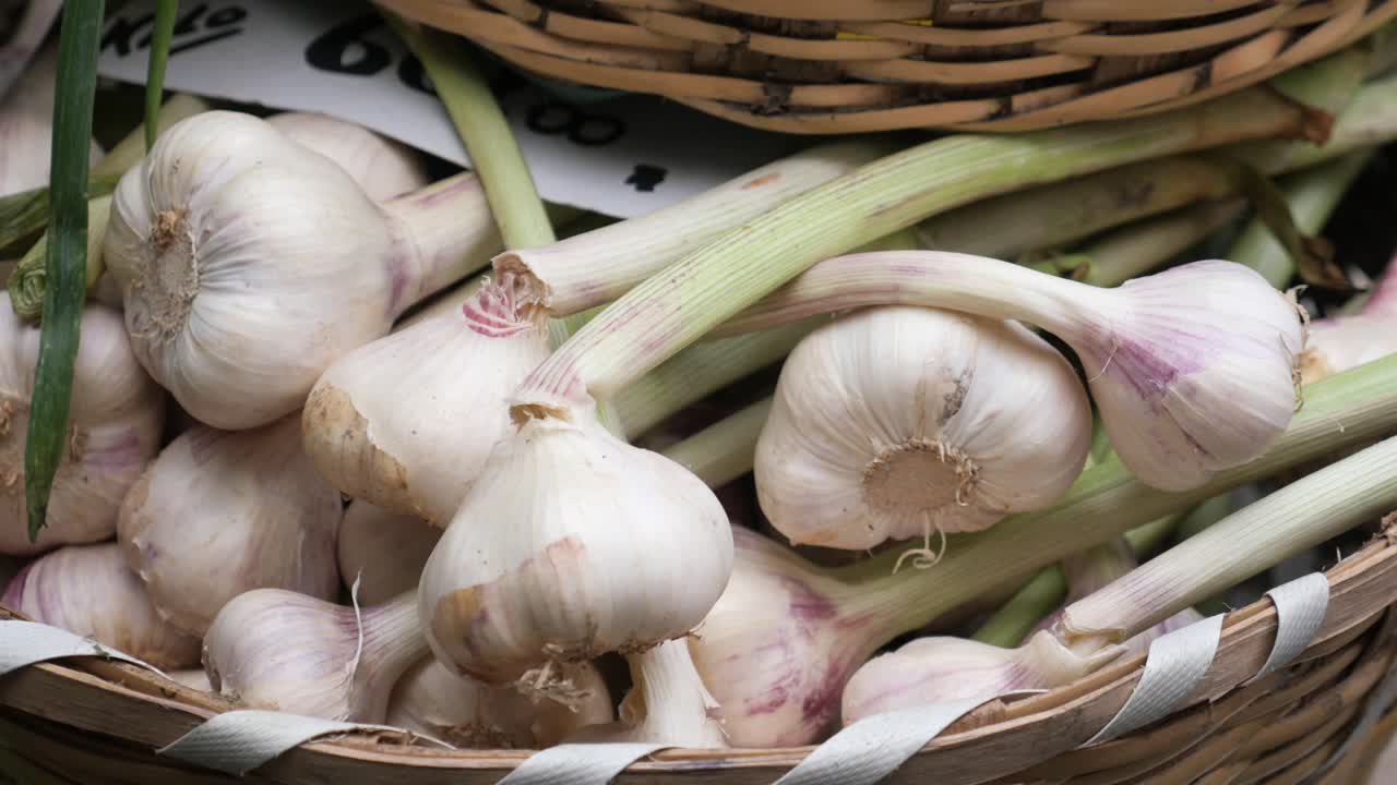 바구니에 담긴 신선한 마늘