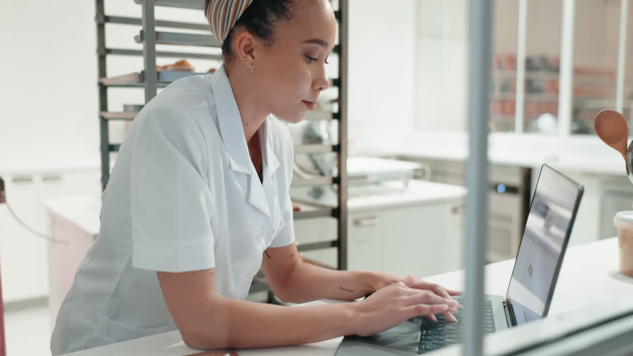 chef, portátil y mujer en la cocina del restaurante