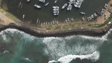 El-Dique-De-Piedra-Protege-A-Los-Barcos-De-Pesca-En-El-Puerto-Deportivo-De-Las-Olas-Costeras