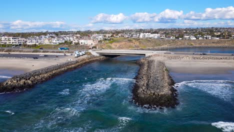 Vista-De-Drones-De-La-Salida-De-La-Laguna-De-Carlsbad-Y-La-Autopista-De-La-Costa