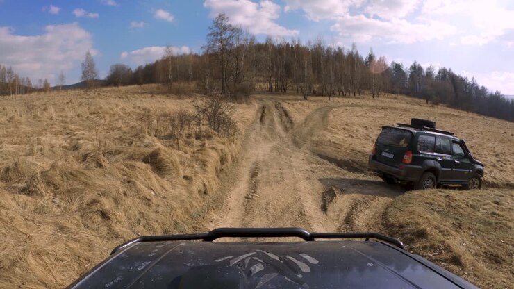 Auto 4x4 che guidano attraverso i campi polverosi - POV GoPro 4k dal finestrino
