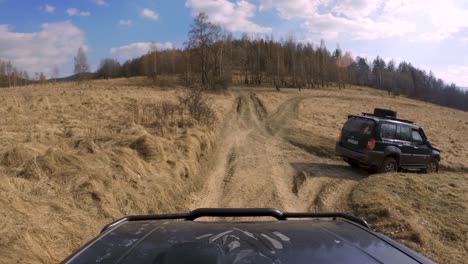 coches 4x4 conduciendo a través de los campos de polvo - gopro 4k window pov