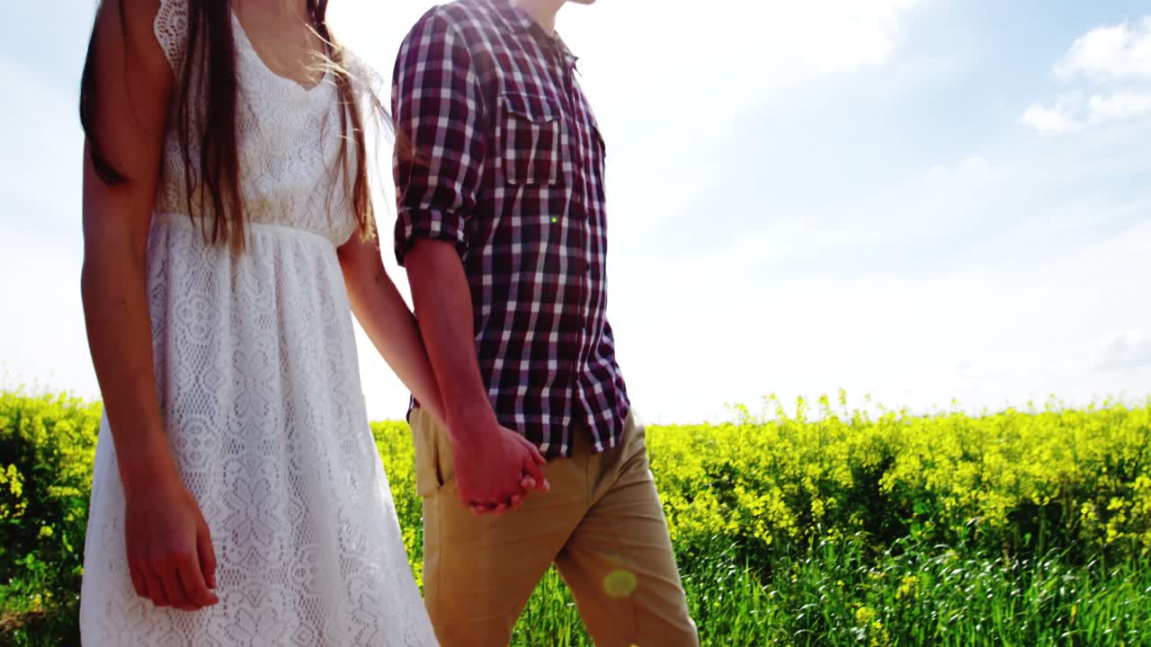 로맨틱 한 커플 이  ⁇  에서  ⁇ 고 있는 동안 손 을 잡고 있다