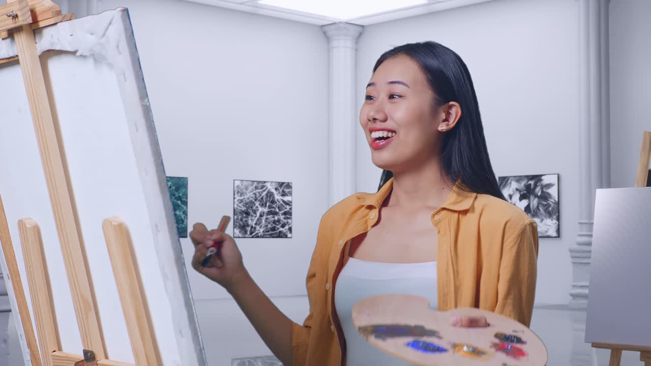 미술 스튜디오에서 그림 그리는 여자