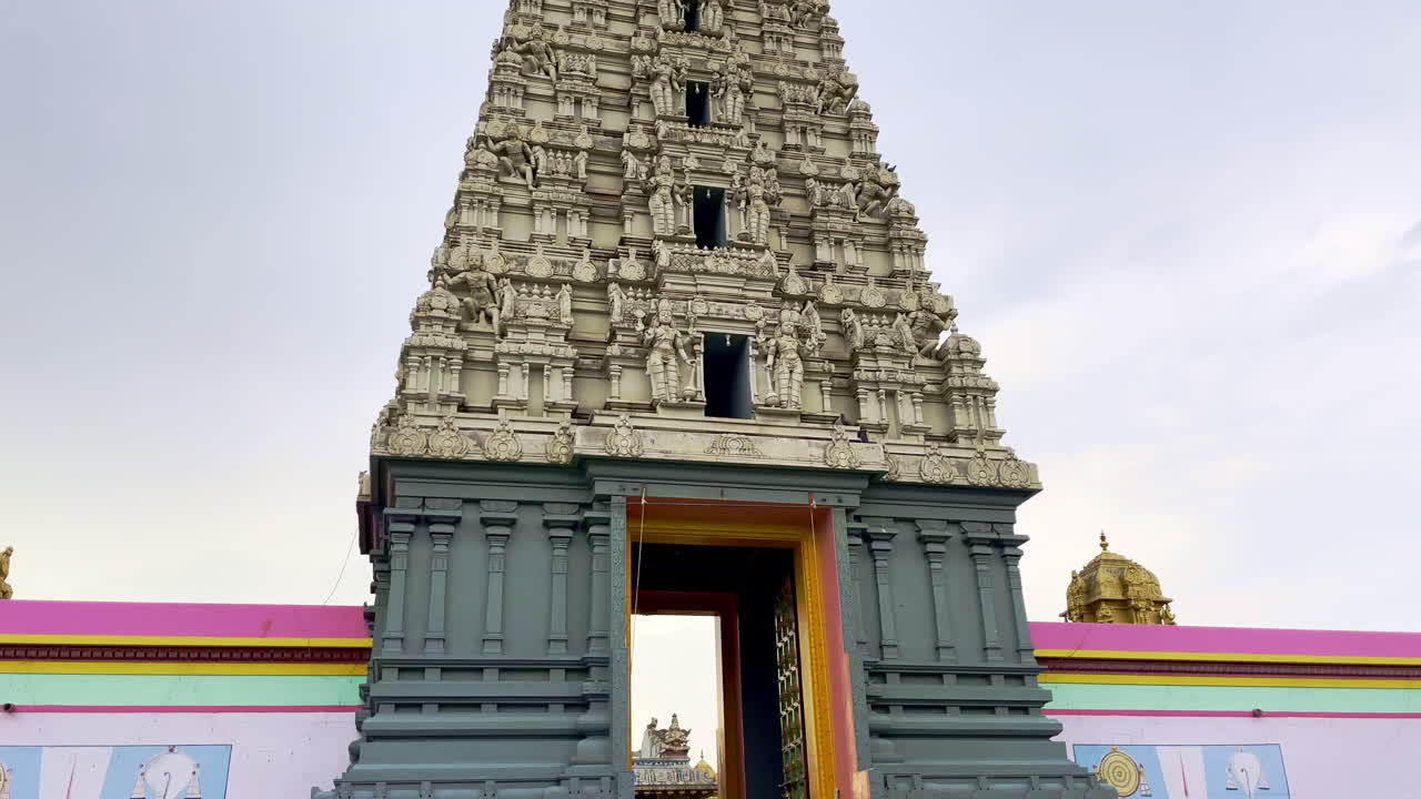 imagen inclinada hacia arriba del templo de balaji, pune, maharashtra, india 4k