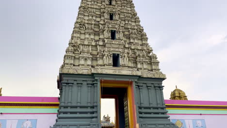 Toma-Inclinada-Hacia-Arriba-Del-Templo-Balaji,-Pune,-Maharashtra,-India-4k