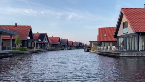 Villen-Des-Ferienparks-Waterstaete-Ossenzijl-In-Den-Niederlanden---Luftdrohnenaufnahme