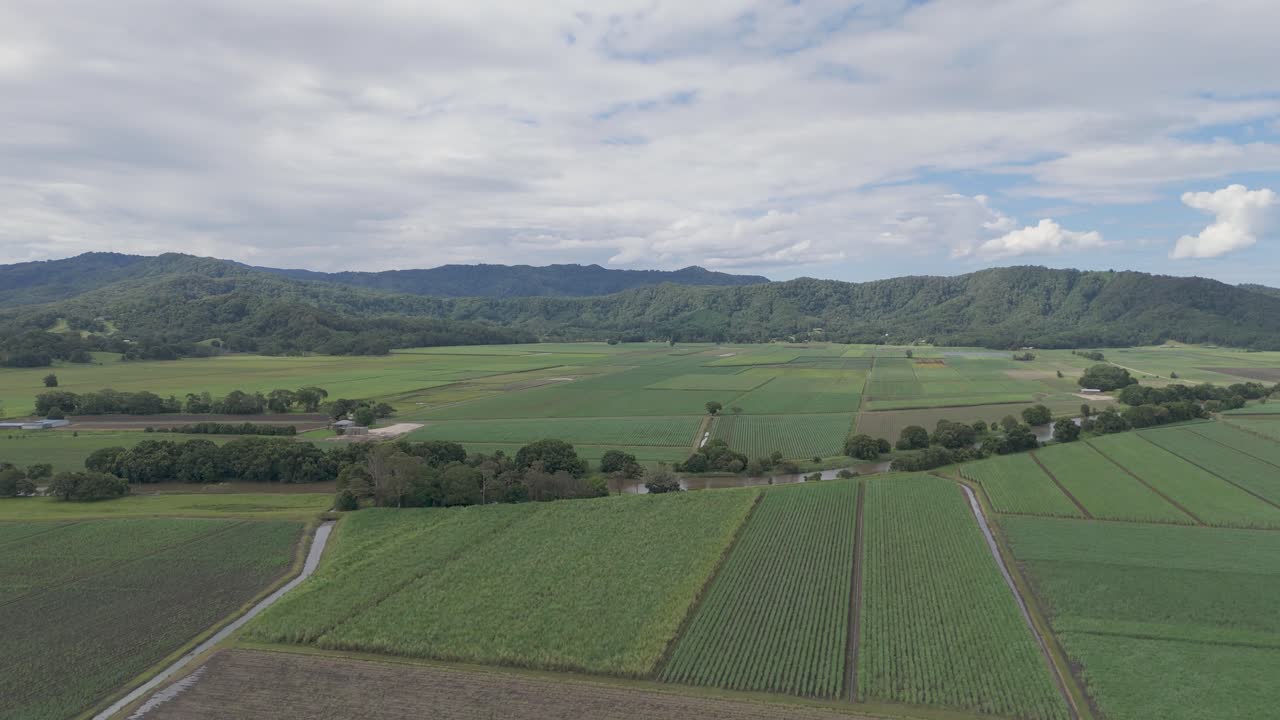 campos expansivos con montañas en el fondo