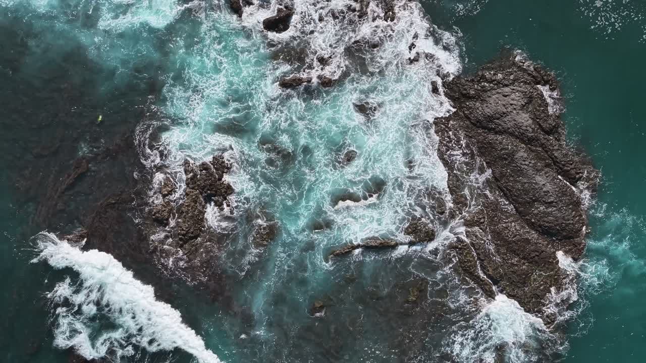 Letecký záběr z dronu shora na nádherné členité útesy narážející na vlny Atlantického oceánu, Tenerife, Kanárské ostrovy, Španělsko