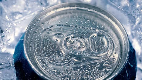 la tapa de la lata de soda de aluminio de refresco con hielo da la vuelta al círculo.