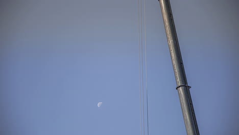 Tiro-De-Lapso-De-Tiempo-De-La-Grúa-Trabajando-En-Un-Sitio-De-Construcción-En-Una-Luna-En-Movimiento-Rápido-Durante-El-Tiempo-De-La-Mañana