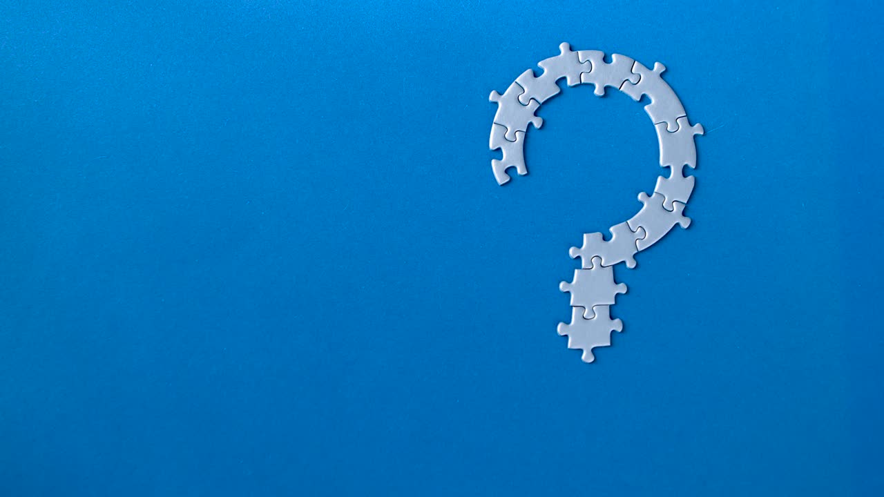 rompecabezas grises aislados sobre un fondo azul. concepto de problema social